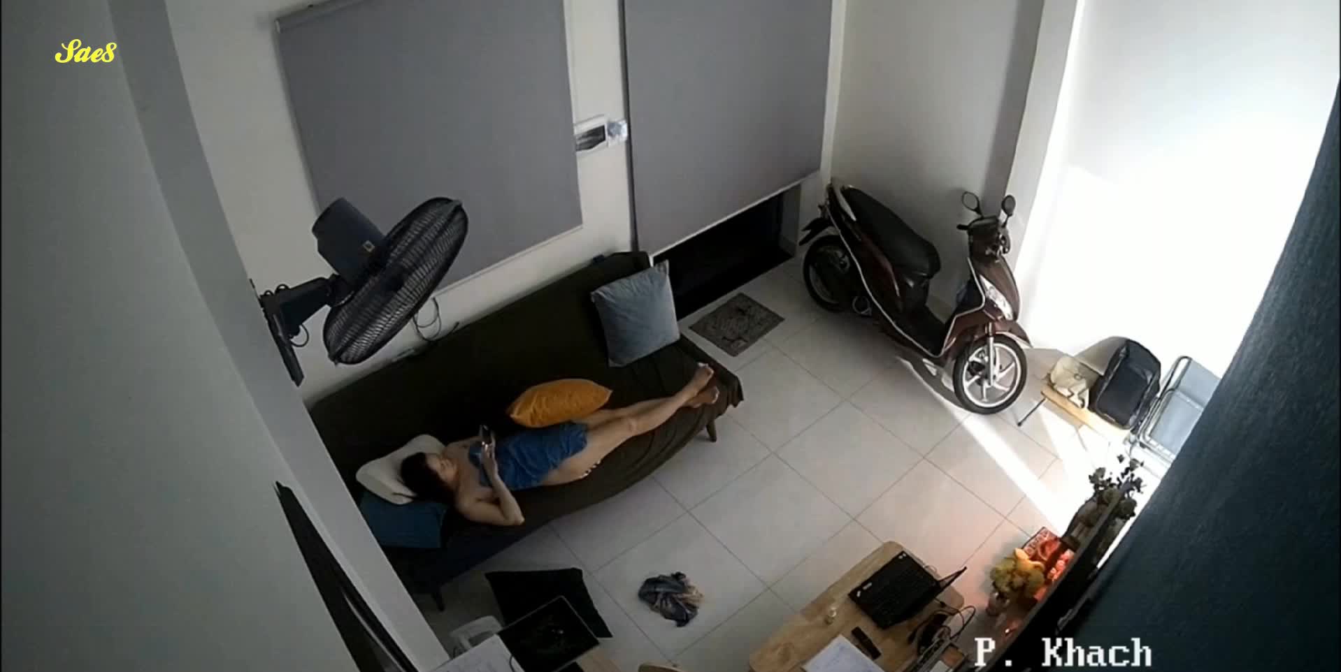 中年夫妻看着电视互相摩擦搞在一起